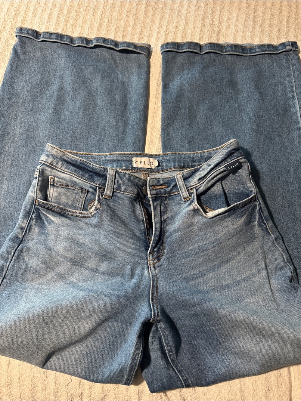 Women’s Straight Jeans in Light Blue Denim